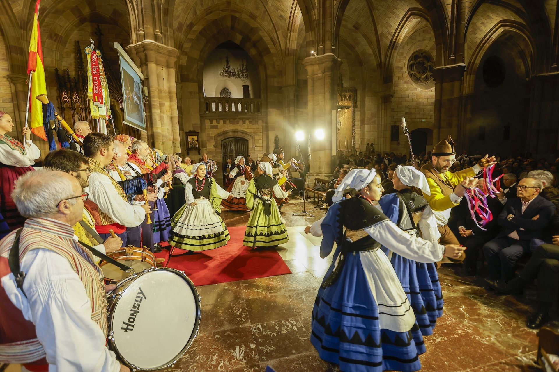 Actuación del Grupo de Danzas Virgen de las Nieves.