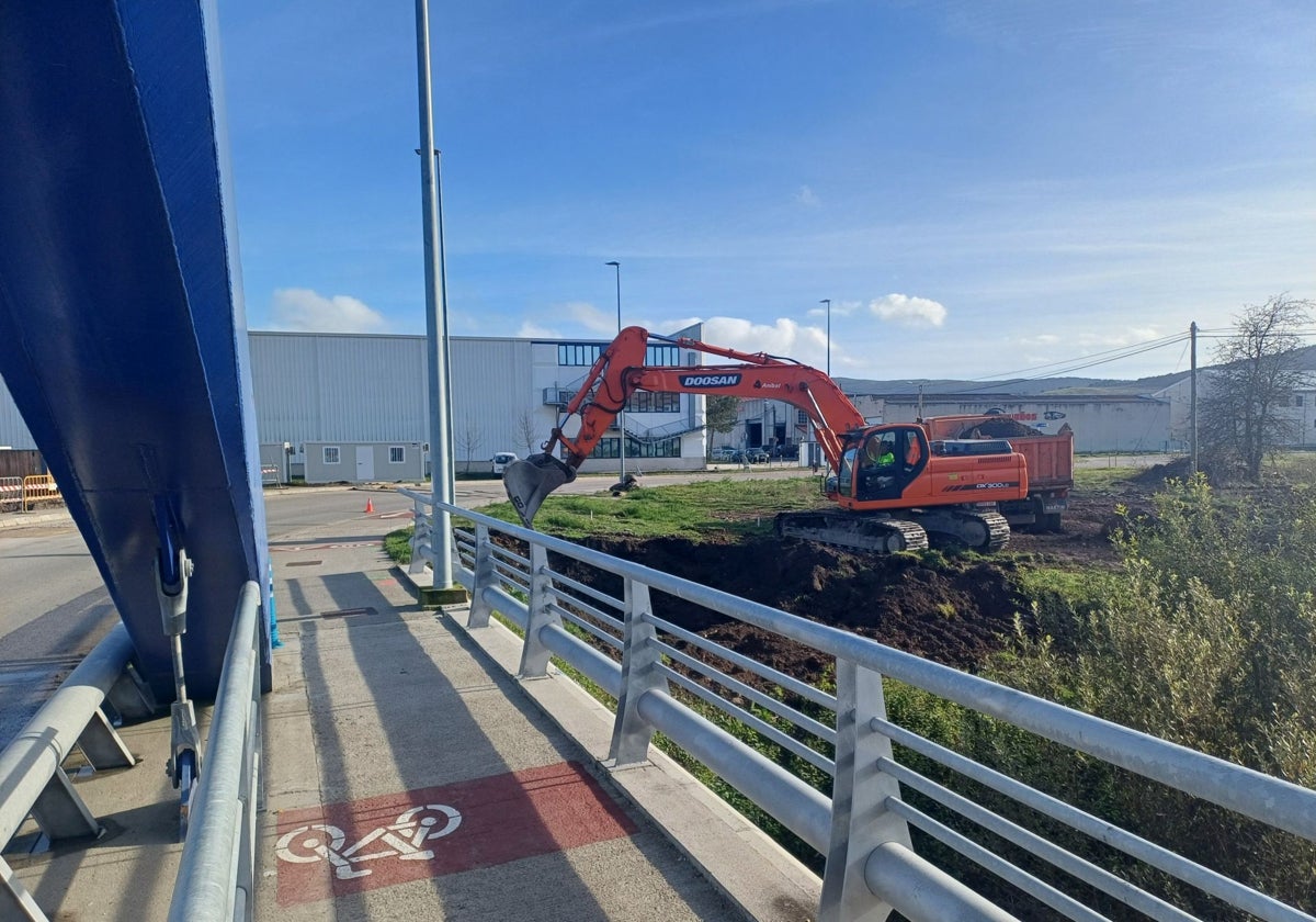 Una pala excavadora en uno de los extremos del puente.