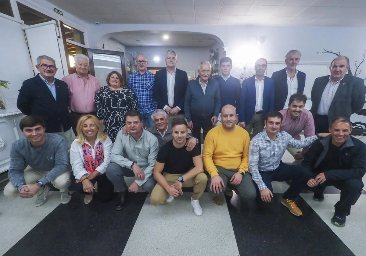 Jugadores, directivos y autoridades durante la celebración del fin de temporada en el restaurante Las Olas.