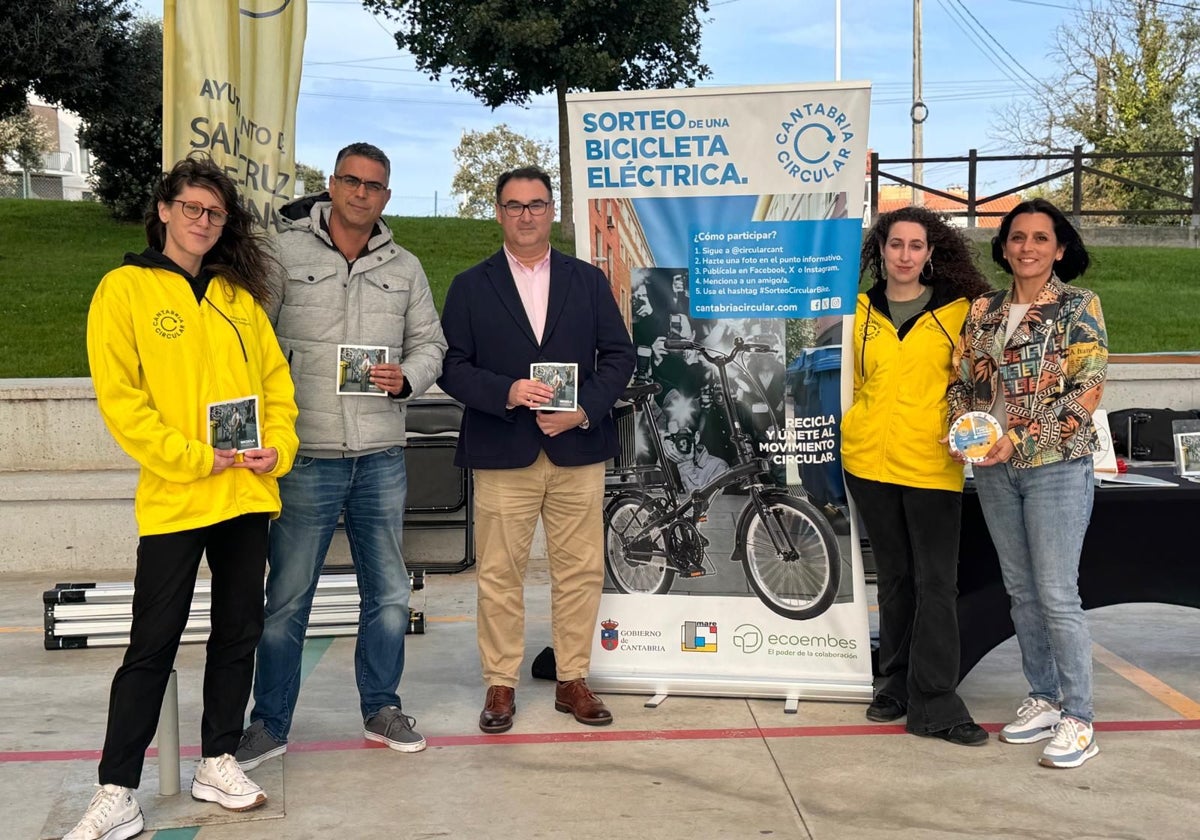 La alcaldesa, Carmen Pérez, a la izquierda con el resto de organizadores y patrocinadores del Geofest.