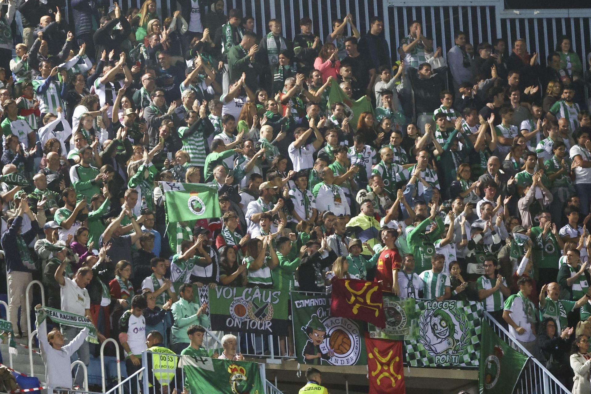 Los aficionados del Racing no dejaron de animar durante todo el partido. 