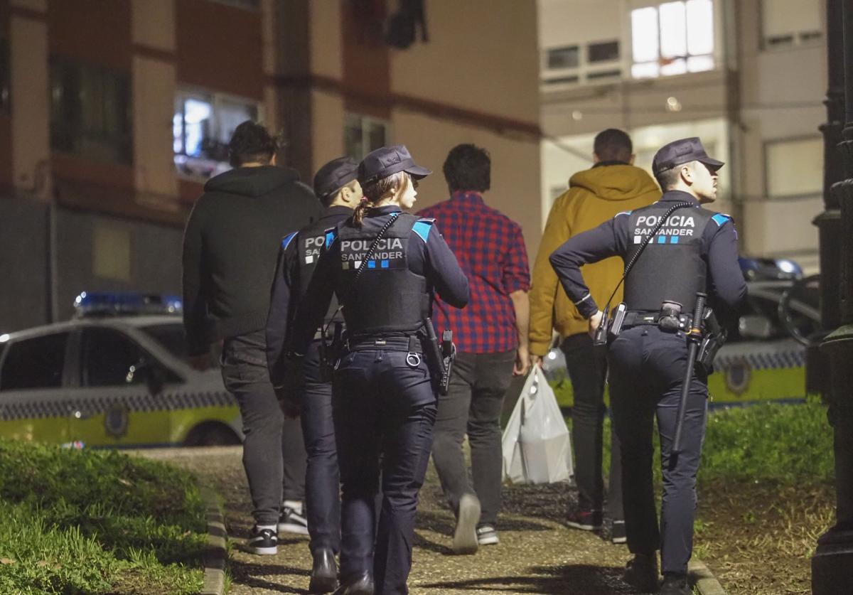 Agentes de la Policía Local de Santander durante una intervención en la ciudad.