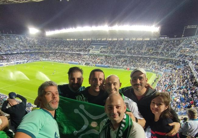 Por fin en LaRosaleda, ya en elsegundo tiempo y con los tres amigos con los que, llegados desde Madrid,esperaban haberse encontrado a primera hora de la tarde.