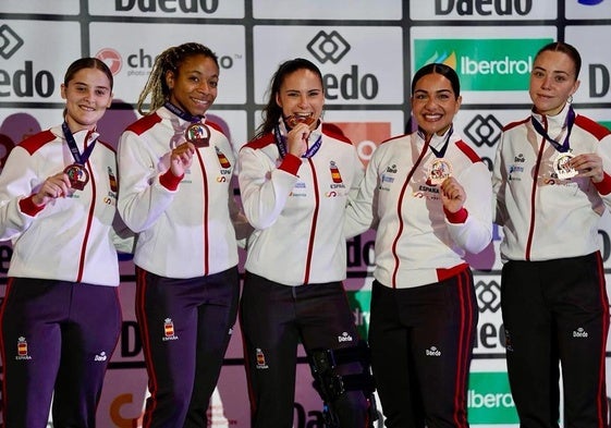 Carlota Fernández, en el centro, tras ganar España el bronce en el Mundial.