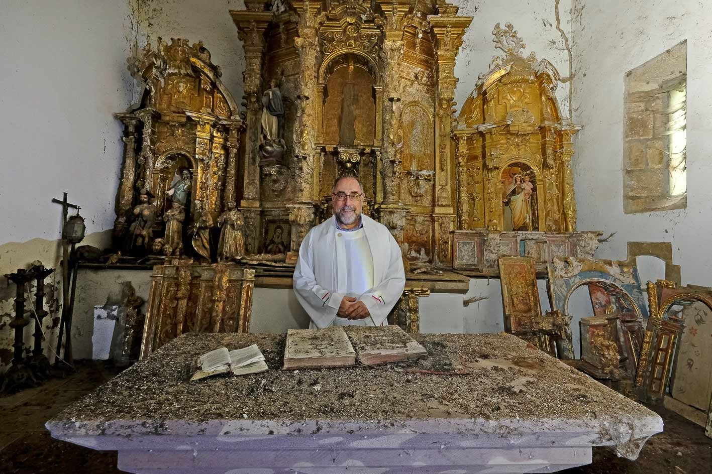 José Miguel Ruiz Baquero, párroco de Cabuérniga y Los Tojos desde 2011, posa junto al altar de la ermita de Correpoco, un tesoro cultural apenas conocido. La imagen es testimonio que congela el tiempo y nos permite trasladarnos a lugares únicos ya casi extintos.