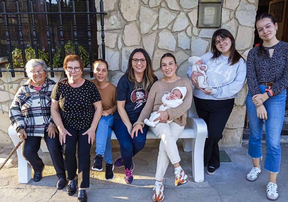 La familia, de izquierda a derecha, está formada por Oliva, Teresa, Noelia, María, Andrea con Greta, Sara con Enzo y Lucía.