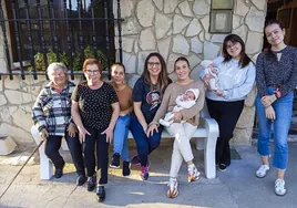 La familia, de izquierda a derecha, está formada por Oliva, Teresa, Noelia, María, Andrea con Greta, Sara con Enzo y Lucía.