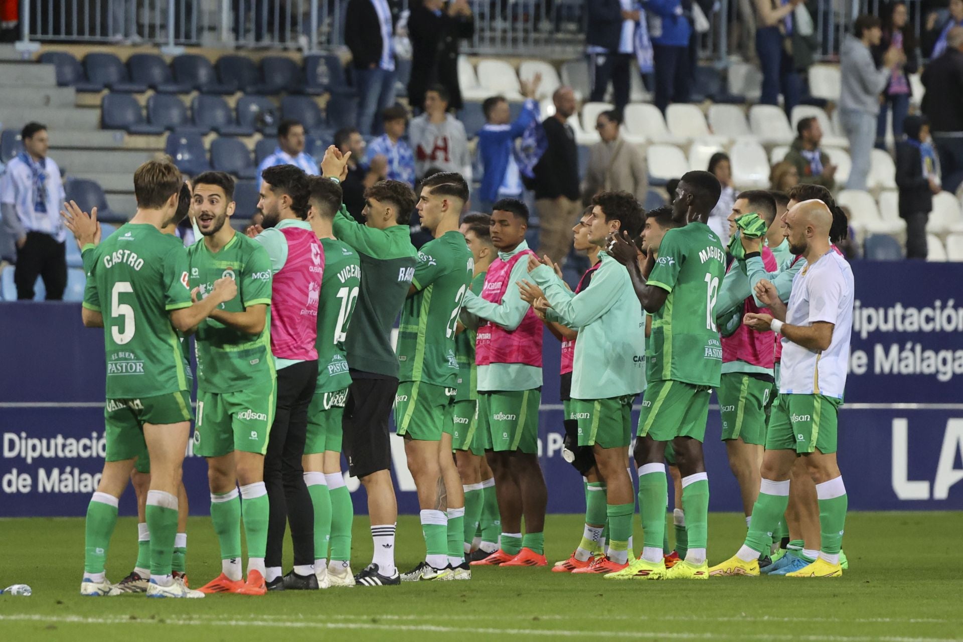 Los racinguistas, sobre el césped de La Rosaleda.