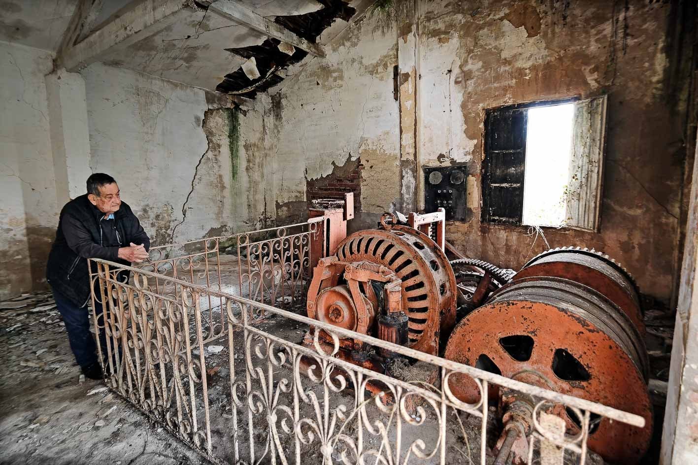 Román Barona, que tuvo la oportunidad de trabajar en el pozo Tresano, observa los motores de arrastre que formaron parte de la vieja mina de sal fundada en 1877 en Cabezón de la Sal. En 1982 se cerraron estas instalaciones tras los hundimientos que hubo en la villa.