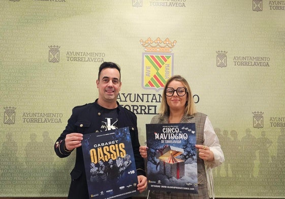 El organizador de la iniciativa, Raúl Alegría, muestra el cartel del circo y el cabaret junto a la edil de Comercio y Turismo, Cristina García Viñas.