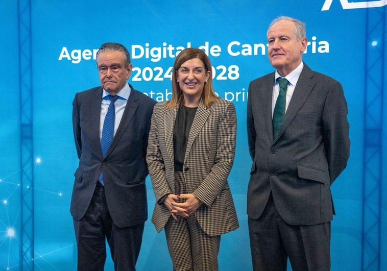 Andrés Pedreño, catedrático de Economía Aplicada, María José Sáenz de Buruaga, presidenta de Cantabria y Eduardo Arasti, consejero de Industria, Empleo, Innovación y Comercio