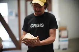 El artista santanderino Alfonso Borragán sostiene una piedra, en una de sus acciones colectivas