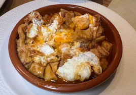 Guiso de callos, patas y morro con huevo frito.