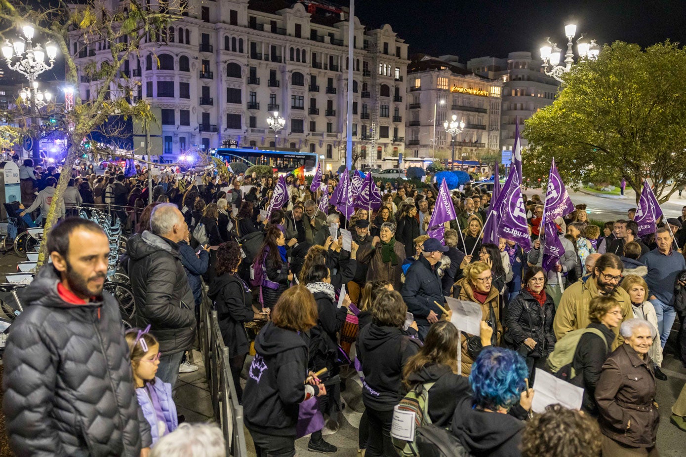 Al llegar a la plaza del Ayuntamiento se leyeron dos manifiestos; uno de la Comisión 8M y otro de Asambleas Feministas Abiertas de Cantabria.