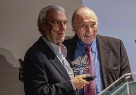 Manuel Gutiérrez Aragón recogió el premio de manos de Fernando Méndez Leite