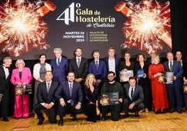 Todos los premiados en la gala junto a miembros de la Asociación de Hostelería de Cantabria.