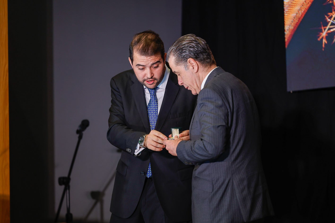 Eduardo Lamadrid entrega la Insignia de Oro de la Asociación de Hostelería a Francisco Agudo.