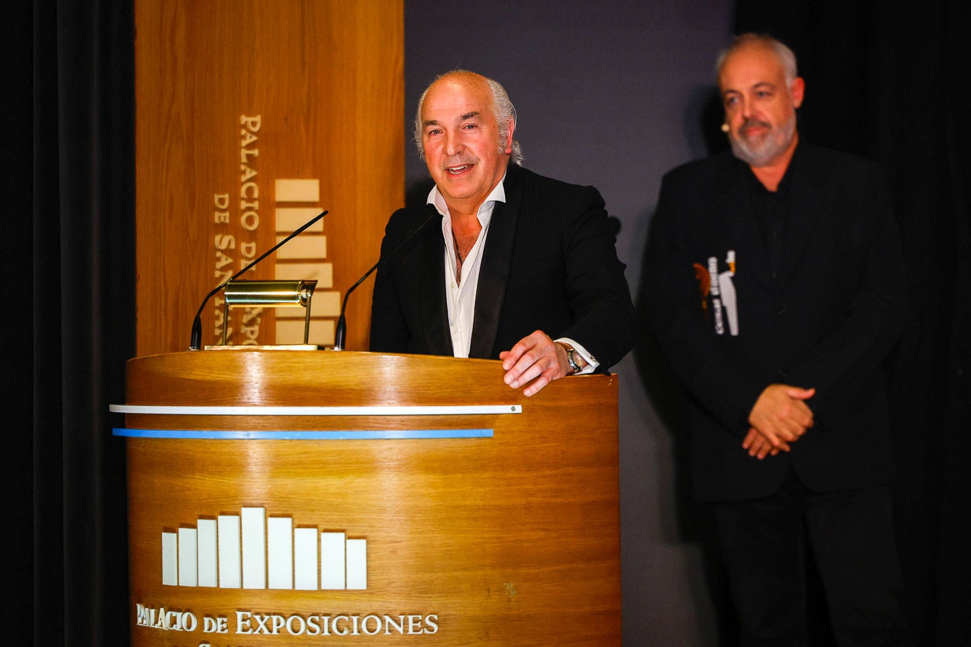 Javier Undabarrena durante su discurso con César Bueno al fondo.