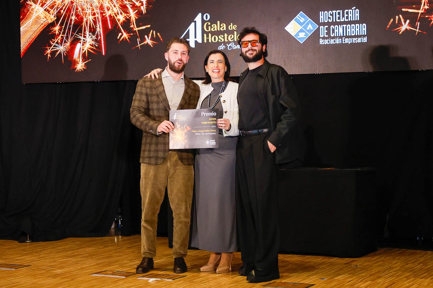 Los hermanos Gallut, premio a los empresarios jóvenes, junto a la alcaldesa de Santander, Gema Igual. 