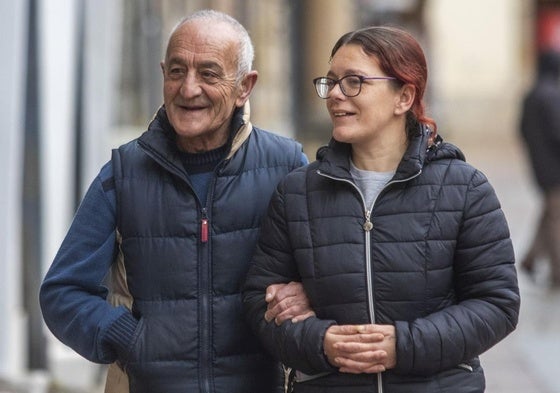 Antonio Moncayo y su hija Begoña, de paseo por Reinosa.