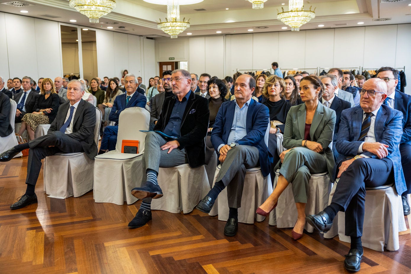 En la primera fila, Eduardo Arasti, el premiado Jorge Oliveira, Modesto Piñeiro, Ainoa Quiñones y Antonio Casado.