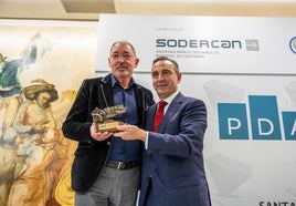 El director general de Solvay Química, Jorge Oliveira, recoge de manos del presidente APD en Cantabria, Manuel Iturbe, el Premio Directivo del Año de Cantabria 2024