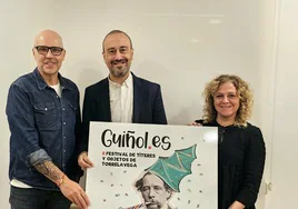 Luis del Río, Javier López Estrada y Patricia Portilla, este martes, con el cartel del festival.