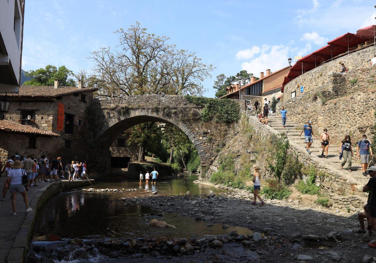 Uno de los puentes medievales en el casco antiguo de Potes, sobre el río Quiviesa, en el entorno del barrio del Sol.