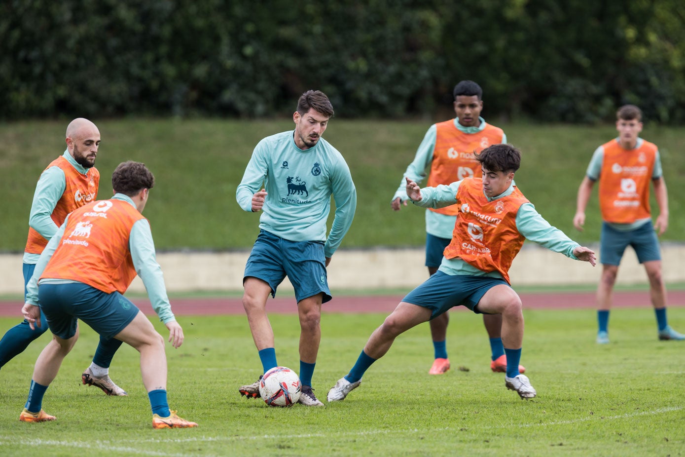 Unai Vencedor protege la pelota ante varios compañeros del equipo rival durante el partidillo. 