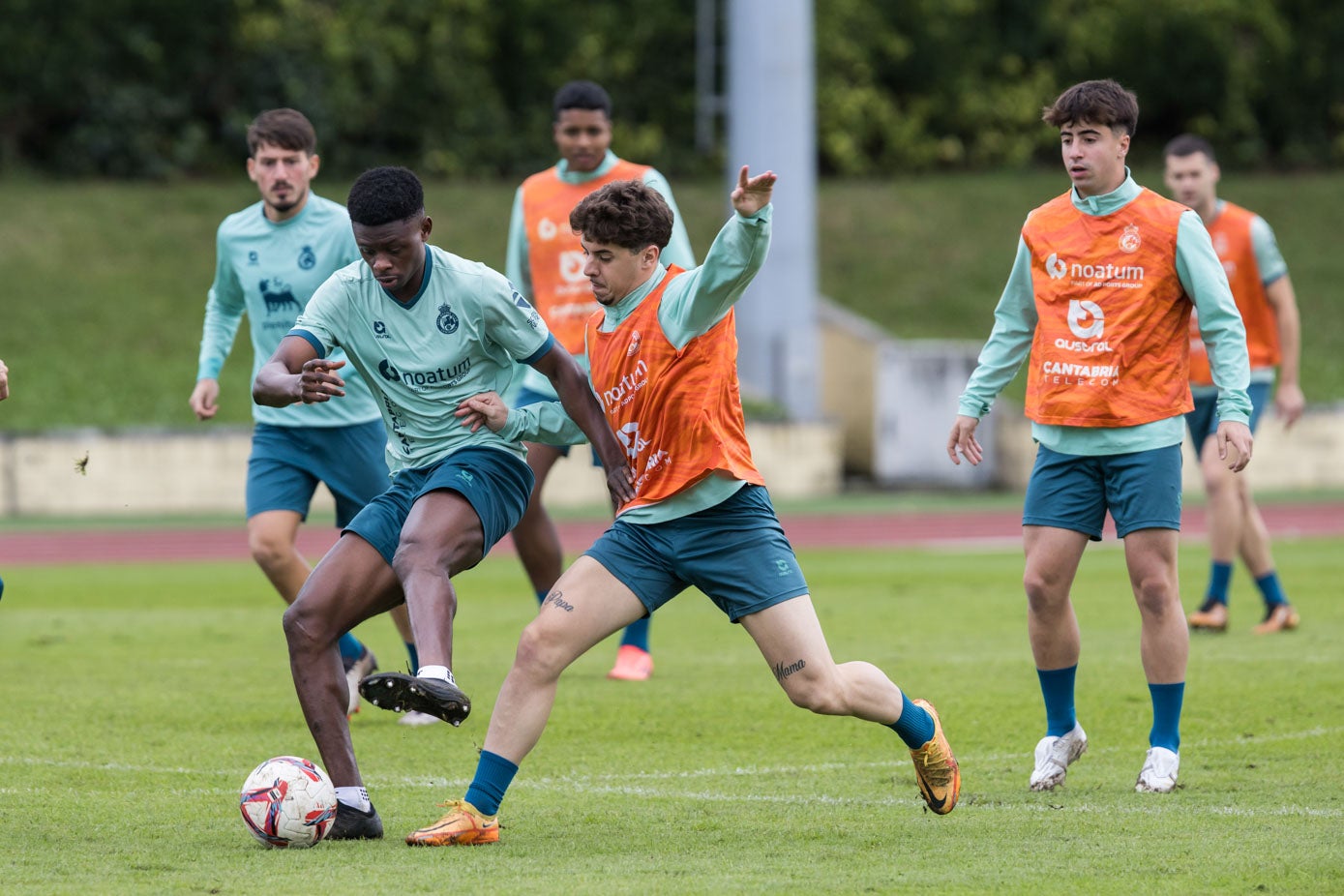 Izan trata de robar el balón a Suli durante la sesión de entrenamiento. 