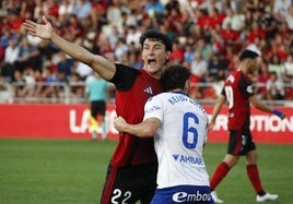 Juan Gutiérrez, marcado por Keidi Bare, del Zaragoza, en un partido con el Mirandés.