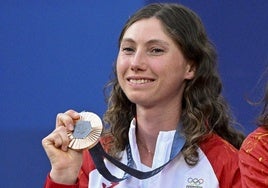 Bronce.Cristina Bucsa, al recibir su bronce olímpico, conseguido junto a Sara Sorribes.