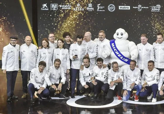 Foto de familia de los triestrellados, este año uno más, llegando a dieciséis el número de restaurantes con la máxima distinción. A la izquierda, el cántabro Jesús Sánchez.