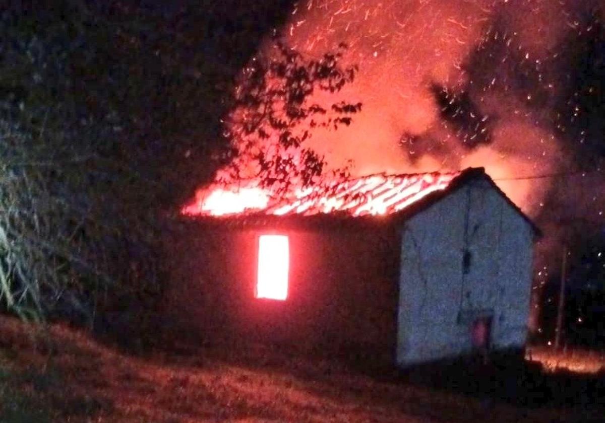 El fuego arrasó el techo de madera de la cabaña.