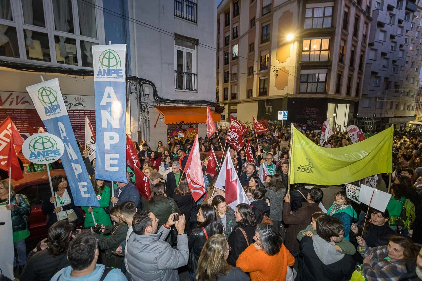 Imagen de la concentración, que ha comenzado a las 18.00 horas en el Río de la Pila, donde se ubica la sede de la Consejería de Educación, FP y Universidades. 