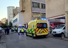 Bomberos y 061, esta mañana, en la Facultad de Medicina.