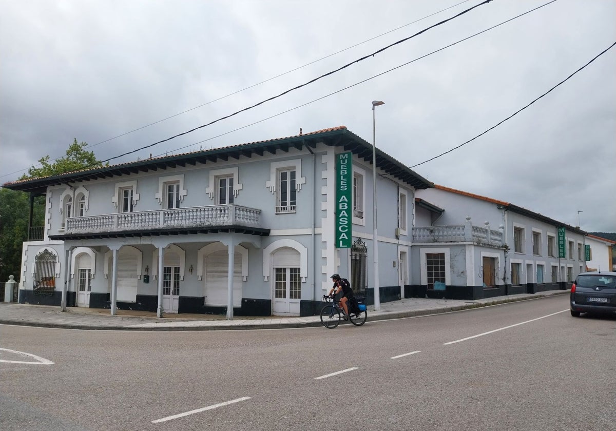 Edificio de la antigua mueblería Abascal.