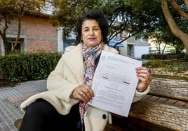 Gloria María Lobeto Ruiz posa con la sentencia en la que se reconoce su derecho al cambio de horario para el cuidado de su nieta, en Torrelavega.