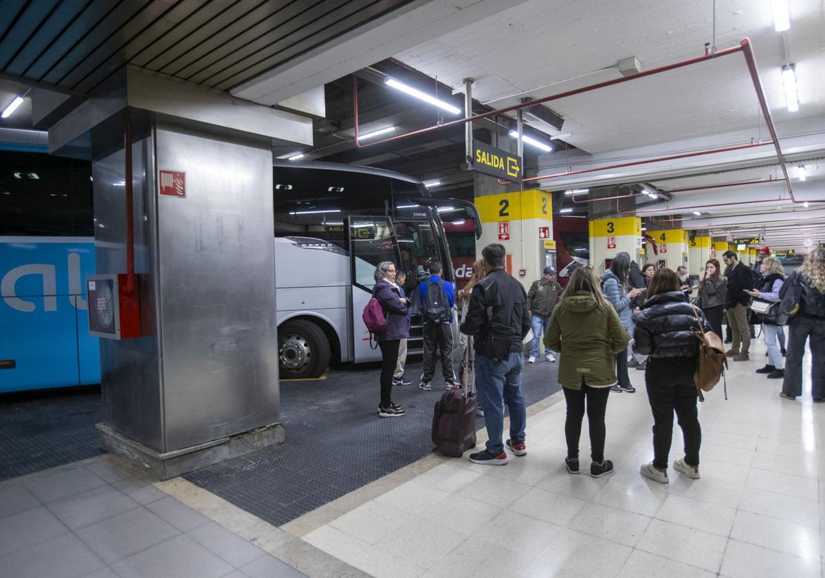 Pasajeros aguardan su vehículo en la estación de autobuses de Santander.