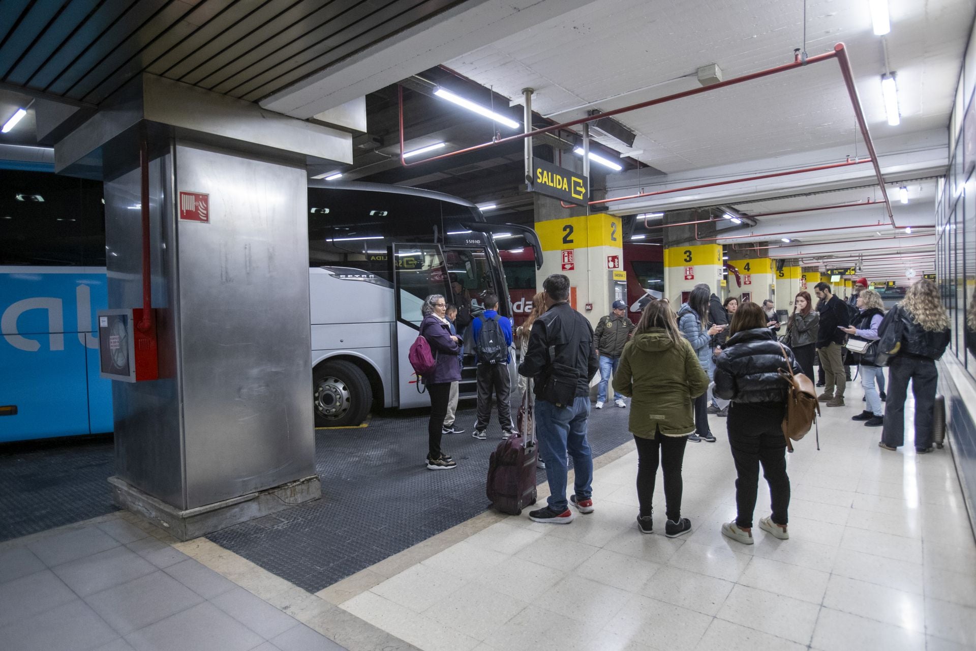 A primera hora se han concentrado en la estación de Santander las habituales colas para entrar en los autobuses, pero sin aglomeraciones ni incidencias. 