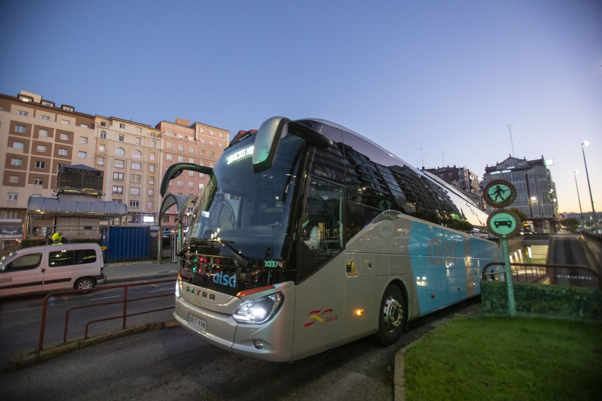 Un autobús de Alsa con el cartel de servicios mínimos sale poco después de las ocho de la mañana de la estación de Santander. 