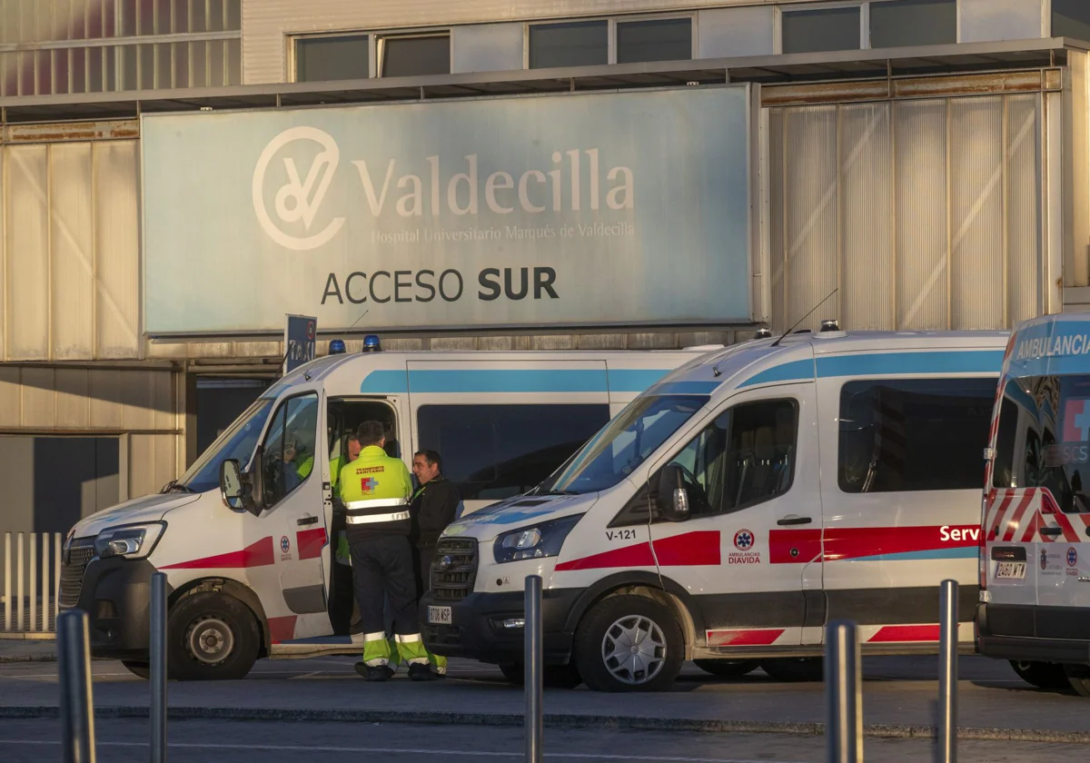 Ambulancias y técnicos de Diavida, a la entrada de Valdecilla Sur.