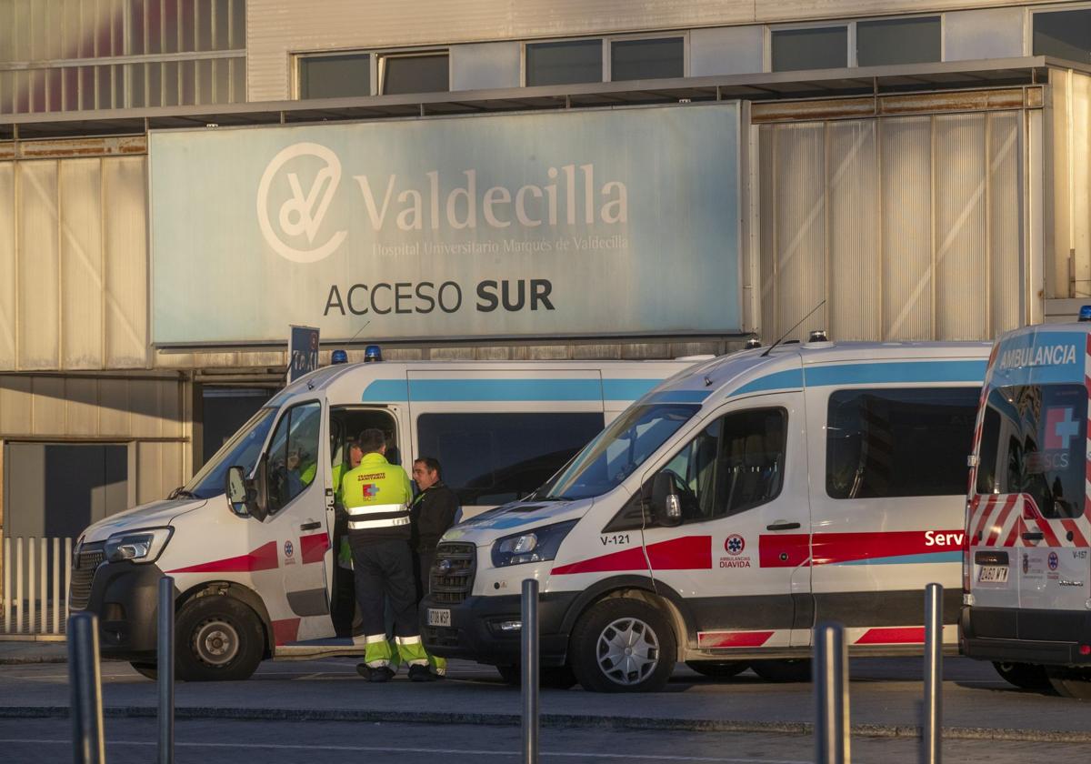 Ambulancias y técnicos de Diavida, a la entrada de Valdecilla Sur.