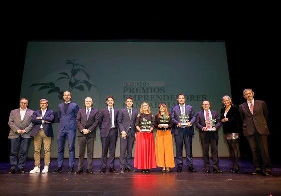 Foto de familia de autoridades y galardonados en los IX Premios Emprendedores Cantabria, ayer en el Teatro Concha Espina de Torrelavega.