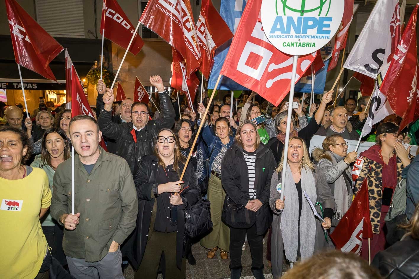 «¿Dónde está la propuesta? ¿La propuesta dónde está?» o «Buruaga, paga paga paga» han sido algunas de las consignas que han coreado las personas concentradas a las puertas de la sede del Ejecutivo cántabro.