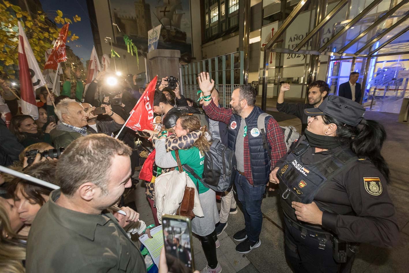 Momento del encuentro entre los delegados sindicales y sus compañeros, a las puertas de la sede del Gobierno. 