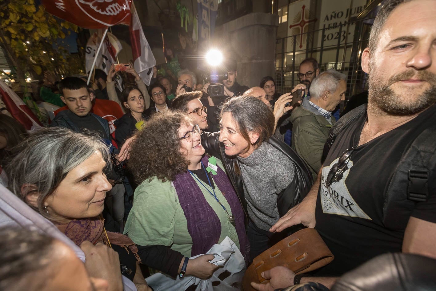 Primeros abrazos entre los delegados y sus compañeros, amigos y familiares. 