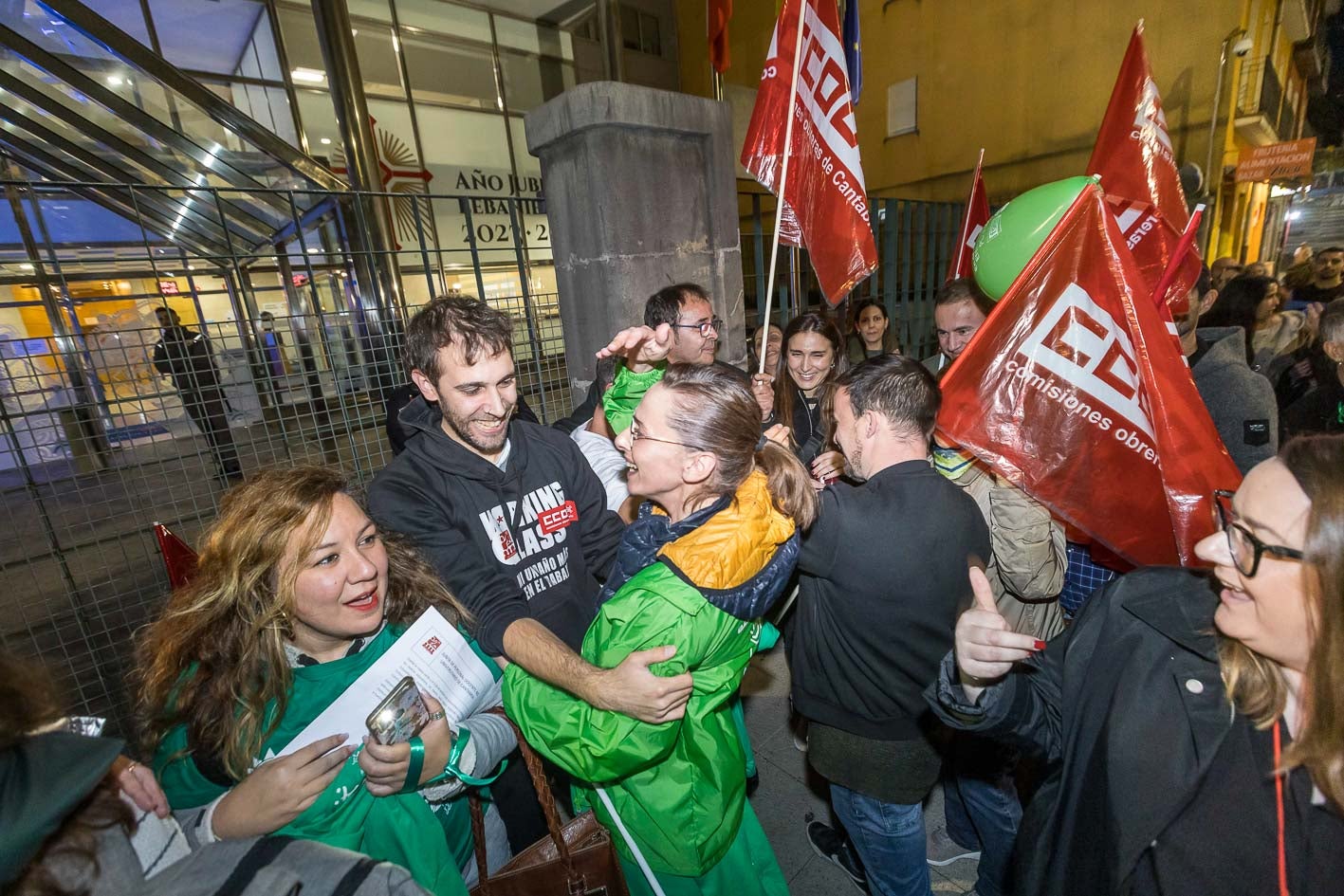 Reencuentro entre los delegados sindicales, que han abandonado la sede del Gobierno en torno a las seis y media de la tarde, y sus compañeros. 