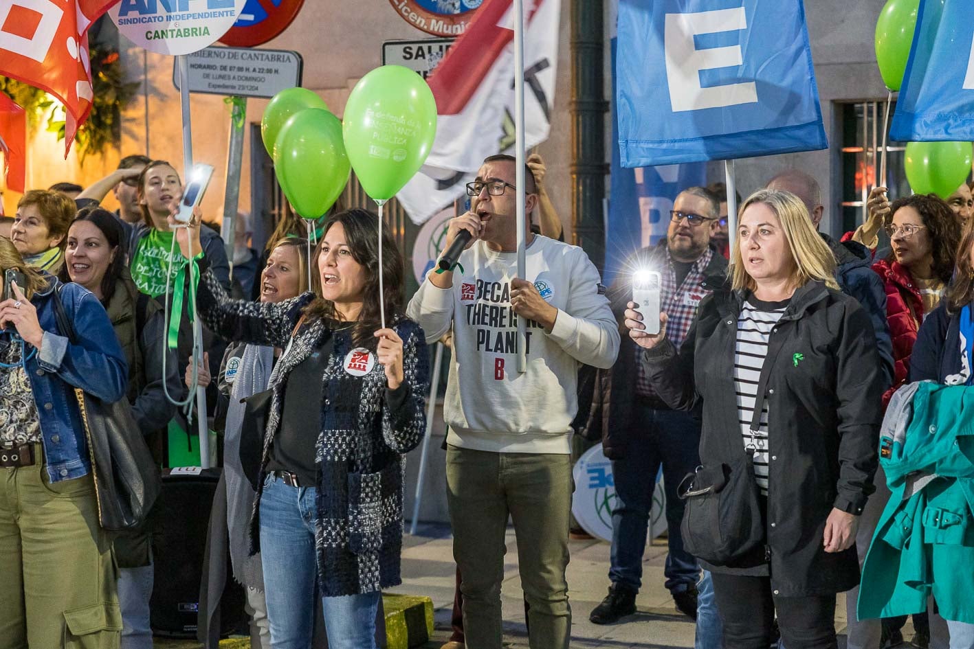 Miembros de la Junta de Personal Docente esperan la salida de sus compañeros encerrados. 