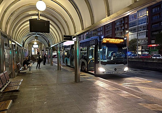 Los primeros autobuses de Alsa salen a primera hora desde la estación.